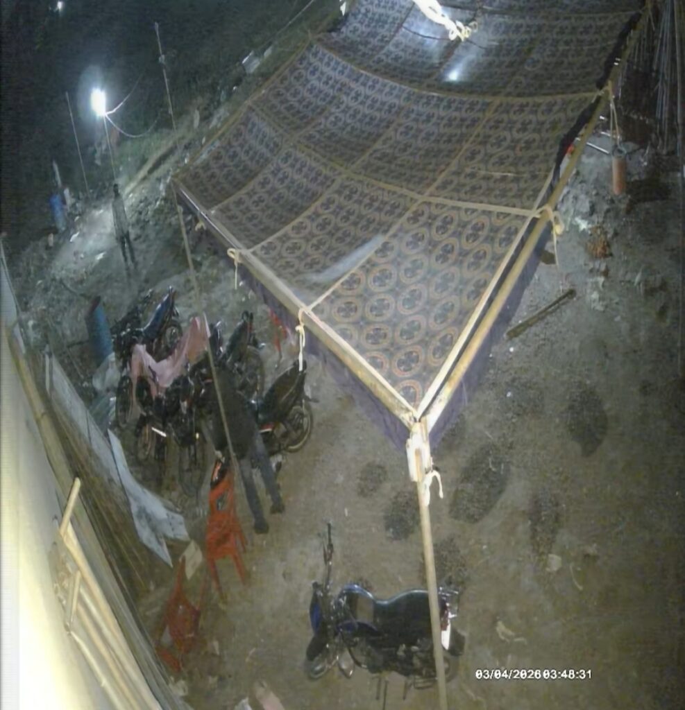 रतलाम: दिनदयाल नगर थाना अंतर्गत कनेरी रोड स्थित गोदाम से 4 बाइक चोरी, CCTV में कैद हुई वारदात, पेट्रोल खत्म होने पर एक बाइक को कुछ दूरी पर छोड़ गए