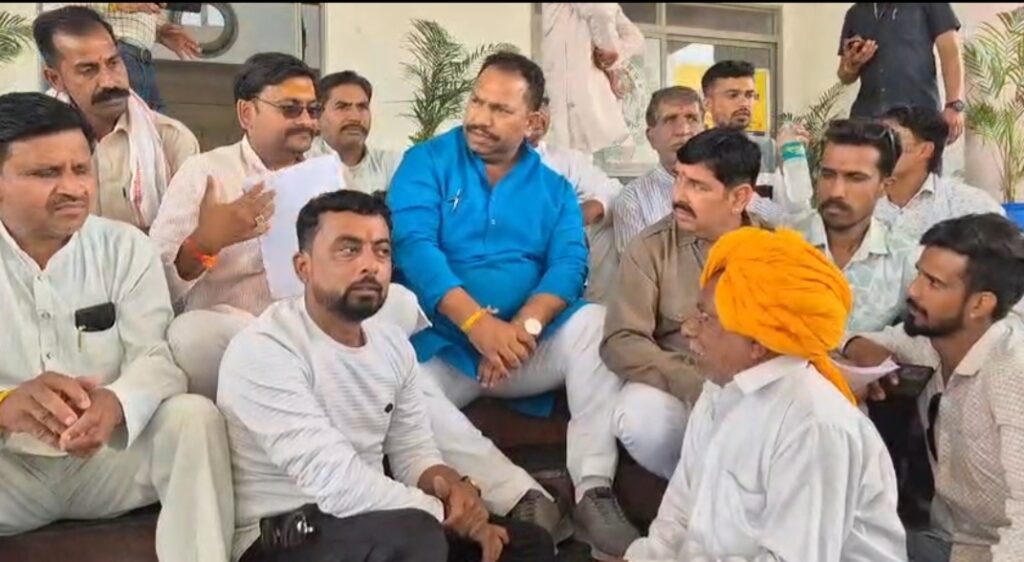 रतलाम: उज्जैन-जावरा ग्रीन फील्ड परियोजना-मुआवजे को लेकर किसानों का विरोध, कलेक्टोरेट की सीढ़ियों पर बैठे भाजपा विधायक रतलाम: उज्जैन-जावरा ग्रीन फील्ड परियोजना-मुआवजे को लेकर किसानों का विरोध, कलेक्टोरेट की सीढ़ियों पर बैठे भाजपा विधायक