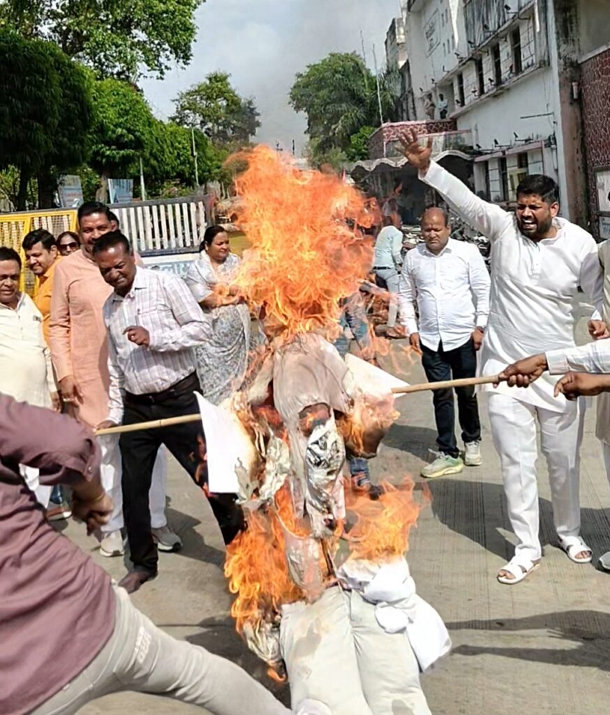 रतलाम: नगर निगम सम्मेलन में जमकर हंगामा- जानिए क्यों बीजेपी और कांग्रेस दोनों ने किया पुतला दहन और‌‌ एक-दूसरे को की चूड़ियां भेंट
