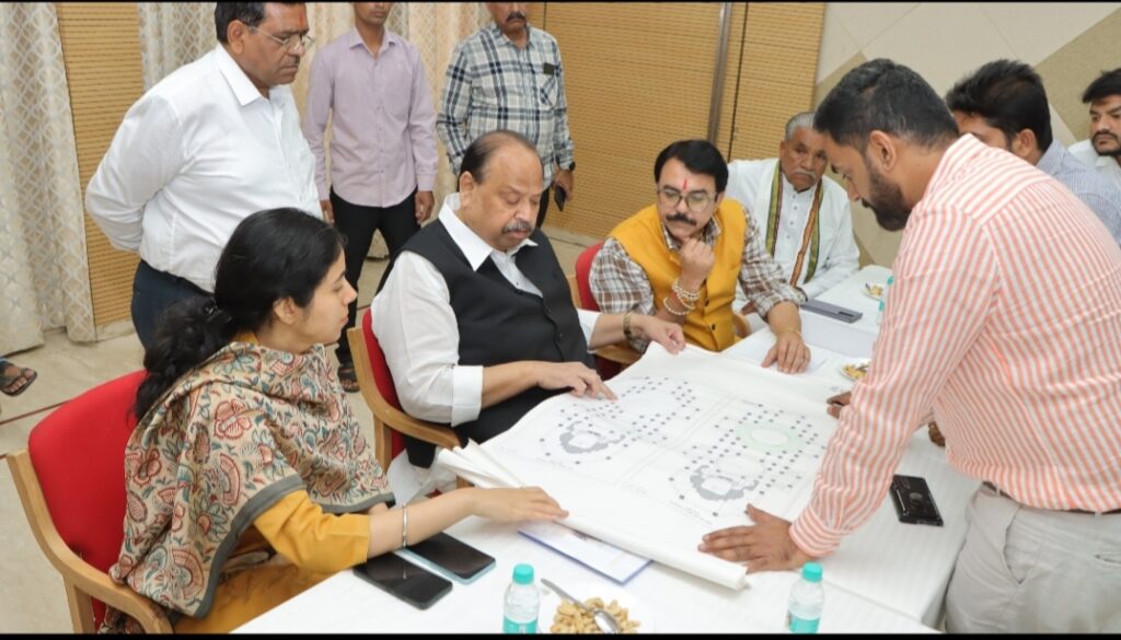 रतलाम: कालिका माता मंदिर लोक और विरुपाक्ष महादेव मंदिर नए स्वरूप में विकसित होगा,कैबिनेट मंत्री चैतन्य काश्यप ने जनप्रतिनिधियों और कलेक्टर के साथ बैठक की