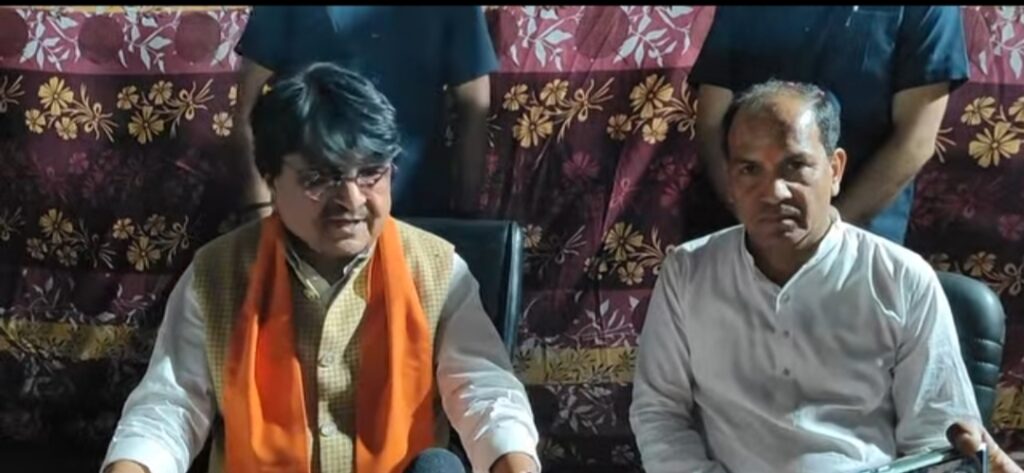 रतलाम आए कैबिनेट मंत्री कैलाश विजयवर्गीय ने पत्रकारों से चर्चा में कहा- बंगाल नहीं जाऊंगा, बोले-38 फर्जी केस, गिरफ्तारी का खतरा…. जानिए क्यों कहा-“नहीं तो मेरे फोटो पर भी माला लग गई होती” रतलाम आए कैबिनेट मंत्री कैलाश विजयवर्गीय ने पत्रकारों से चर्चा में कहा- बंगाल नहीं जाऊंगा, बोले-38 फर्जी केस, गिरफ्तारी का खतरा…. जानिए क्यों कहा-“नहीं तो मेरे फोटो पर भी माला लग गई होती”