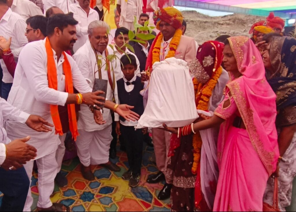 रतलाम: गांव कुंडाल में परिणय सूत्र में बंधें 167 जोड़े…विधायक मथुरलाल डामर ने वधुओं को विशेष उपहार देकर पौधा किया भेंट