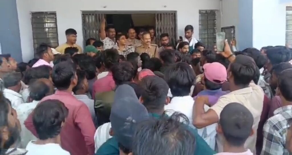 रतलाम: तीन बहनों के शादी समारोह की खुशियां मातम में बदली, डीजे को लेकर बारात में हिंसा, युवक की मौत,डीजे संचालक पर हत्या का आरोप… डेढ़ माह पहले हुई थी मृतक की शादी, तीनों बारातें लौटी