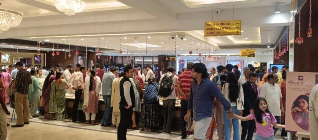 रतलाम: अक्षय तृतीया पर डी.पी. ज्वेलर्स बना खरीदी का भरोसेमंद डेस्टिनेशन, ग्राहकों में दिखा उत्साह…50 हजार से अधिक डिज़ाइनर, वेडिंग, नेचुरल डायमंड, ट्रेडिशनल, एंटीक और पोल्की ज्वेलरी का लेटेस्ट कलेक्शन