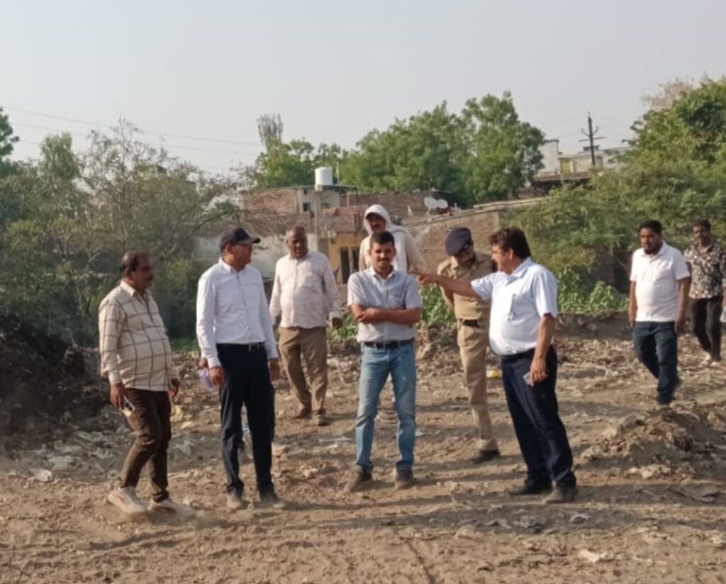 रतलाम: निगम आयुक्त अनिल भाना ने किया सफाई व्यवस्था का निरीक्षण,अनुपस्थित 40 सफाई संरक्षकों को कारण बताओ सूचना पत्र जारी