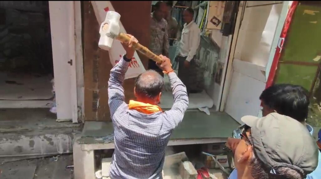 रतलाम: गणेश देवरी सहित प्रमुख बाजार में नगर निगम की सख्त कार्रवाई, अमले ने हटाया अतिक्रमण, चले हथोड़े
