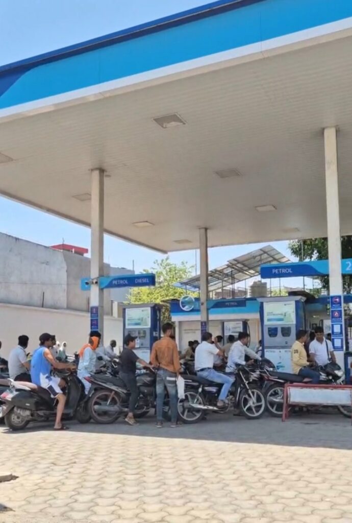 रतलाम: कमी नहीं है पेट्रोल और डीजल की…रतलाम में पेट्रोल पंप बंद होने पर प्रशासन ने जारी किया स्पष्टीकरण,कहा- सप्लाई पूरी तरह सामान्य, जानिए वर्तमान स्थिति…
