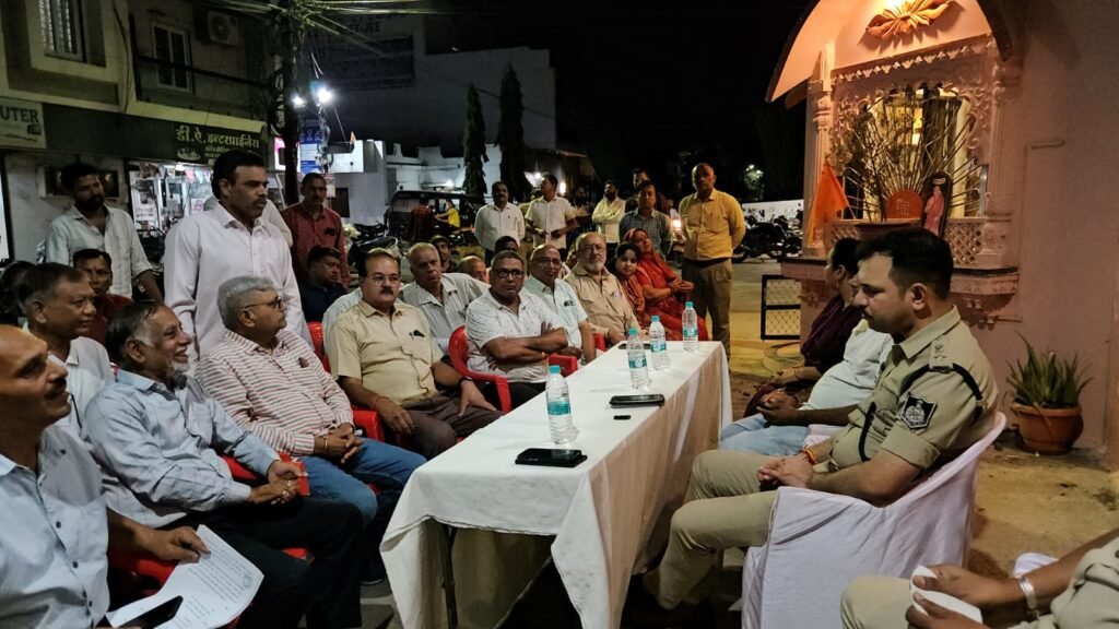 रतलाम: एसपी अमित कुमार पहुंचे जनता के बीच, अलकापुरी में किया जनसंवाद… नागरिकों की समस्या सुन मौके पर ही कार्रवाई के निर्देश, नागरिकों के साथ क्षेत्र का भ्रमण भी किया रतलाम: एसपी अमित कुमार पहुंचे जनता के बीच, अलकापुरी में किया जनसंवाद… नागरिकों की समस्या सुन मौके पर ही कार्रवाई के निर्देश, नागरिकों के साथ क्षेत्र का भ्रमण भी किया