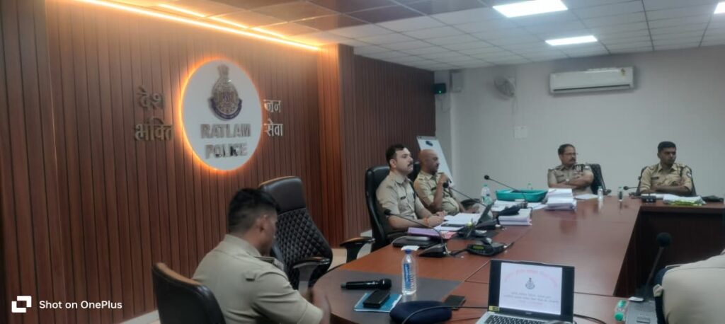 रतलाम: क्राइम मीटिंग में एसपी अमित कुमार सख्त…लापरवाही पर 3 एसडीओपी, सीएसपी और 6 थाना प्रभारियों को नोटिस,2 को अर्थदंड..