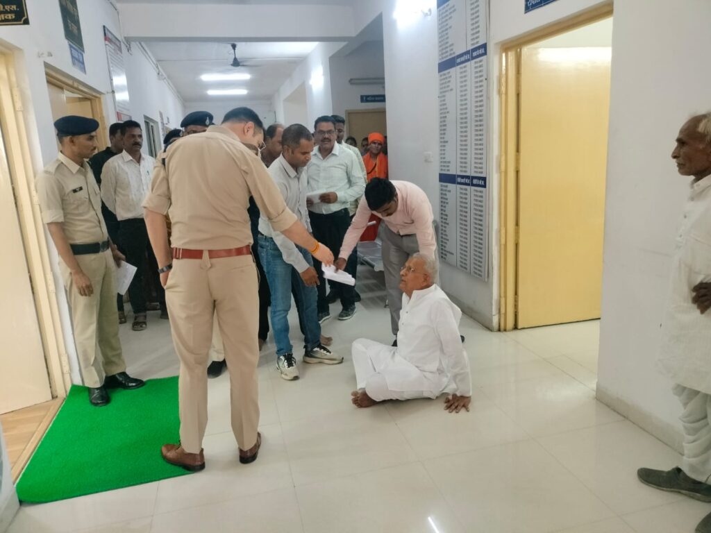 रतलाम: पूर्व गृहमंत्री हिम्मत कोठारी एसपी के चेंबर के बाहर धरने पर बैठे,मीसाबंदी के प्लॉट पर अवैध कब्जे का मामला,दिनदयाल नगर थाना पुलिस को बार-बार आवेदन देने के बाद भी सुनवाई नहीं होने से परेशान होकर धरने पर बैठे,आमरण अनशन की चेतावनी….एसपी के निर्देश पर कब्जे के मामले में प्रकरण दर्ज, थाना प्रभारी के खिलाफ जांच के आदेश
