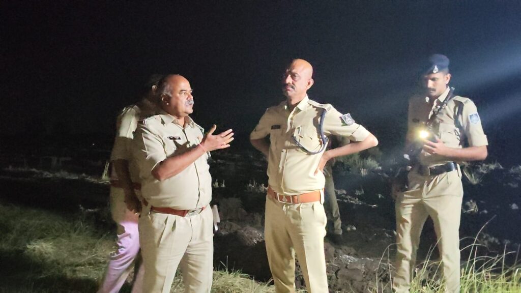 रतलाम : खेत पर वृद्ध महिला की संदिग्ध मौत, सोने की बालियां गायब… लूट का विरोध करने पर हत्या की आशंका, जांच में जुटी पुलिस