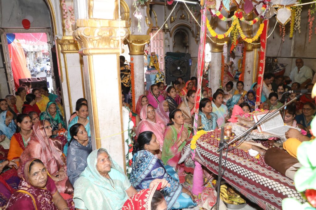 श्रीमद्भागवत कथा में धूमधाम से मनाया भगवान श्रीकृष्ण जन्मोत्सव, छप्पन भोग एवं महाआरती में उमड़े श्रद्धालु