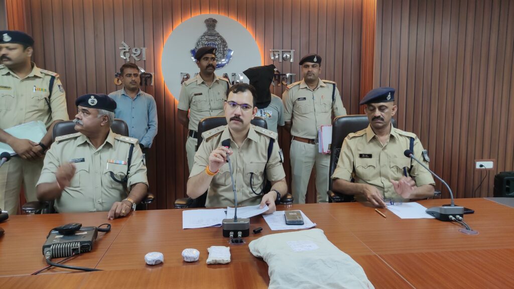 रतलाम: अंतरराज्यीय नटवरलाल गिरफ्तार, महिलाओं को झांसे में लेकर उड़ाता था सोना…. कई राज्यों की पुलिस को तलाश, रतलाम पुलिस ने दबोचा….