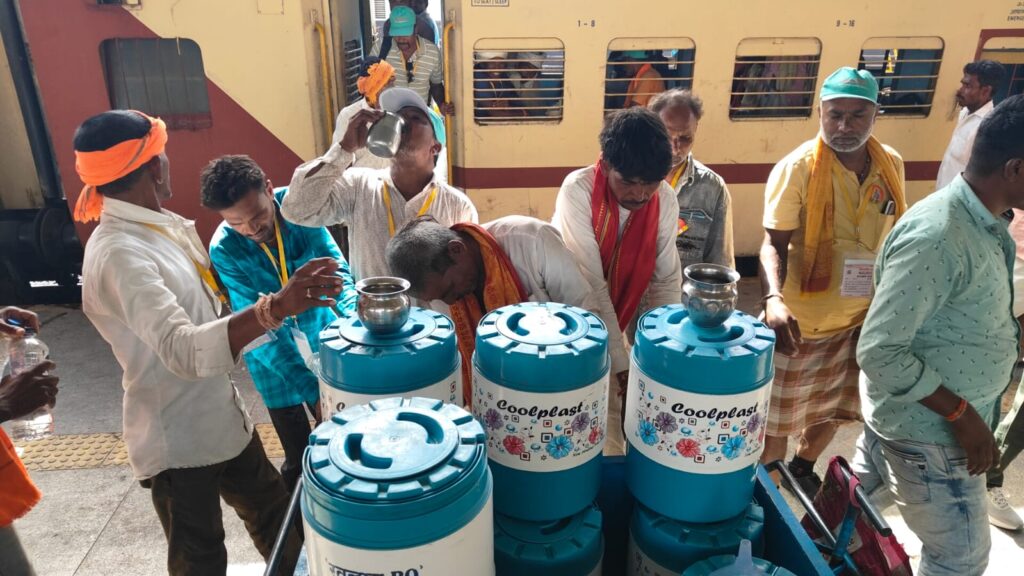 भीषण गर्मी में रेल यात्रियों के लिए राहत, रतलाम स्टेशन पर निशुल्क ठंडे पानी की सेवा