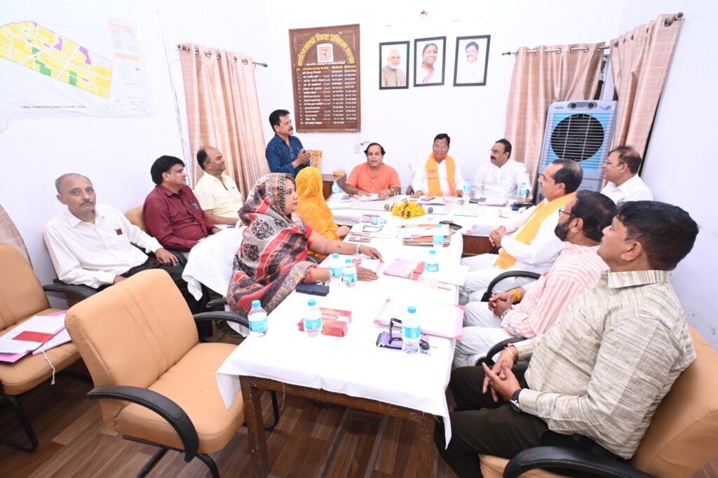 रतलाम विकास प्राधिकरण संचालक मंडल की पहली बैठक- नगर विकास योजना-2 को मिली मंजूरी, जल्द शुरू होगी निविदा प्रक्रिया… यातायात नगर के अधूरे काम होंगे पूरे, भूखंड आवंटन भी जल्द रतलाम विकास प्राधिकरण संचालक मंडल की पहली बैठक- नगर विकास योजना-2 को मिली मंजूरी, जल्द शुरू होगी निविदा प्रक्रिया… यातायात नगर के अधूरे काम होंगे पूरे, भूखंड आवंटन भी जल्द