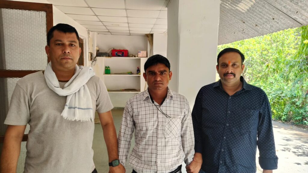 4 लाख की रिश्वत मांगने वाला असिस्टेंट प्रोफेसर लोकायुक्त के हत्थे चढ़ा,पोस्टिंग करवाने के नाम पर वसूल चुका था 1 लाख, धामनोद बायपास स्थित ढाबे पर 50 हजार लेते रंगे हाथ गिरफ्तार 4 लाख की रिश्वत मांगने वाला असिस्टेंट प्रोफेसर लोकायुक्त के हत्थे चढ़ा,पोस्टिंग करवाने के नाम पर वसूल चुका था 1 लाख, धामनोद बायपास स्थित ढाबे पर 50 हजार लेते रंगे हाथ गिरफ्तार