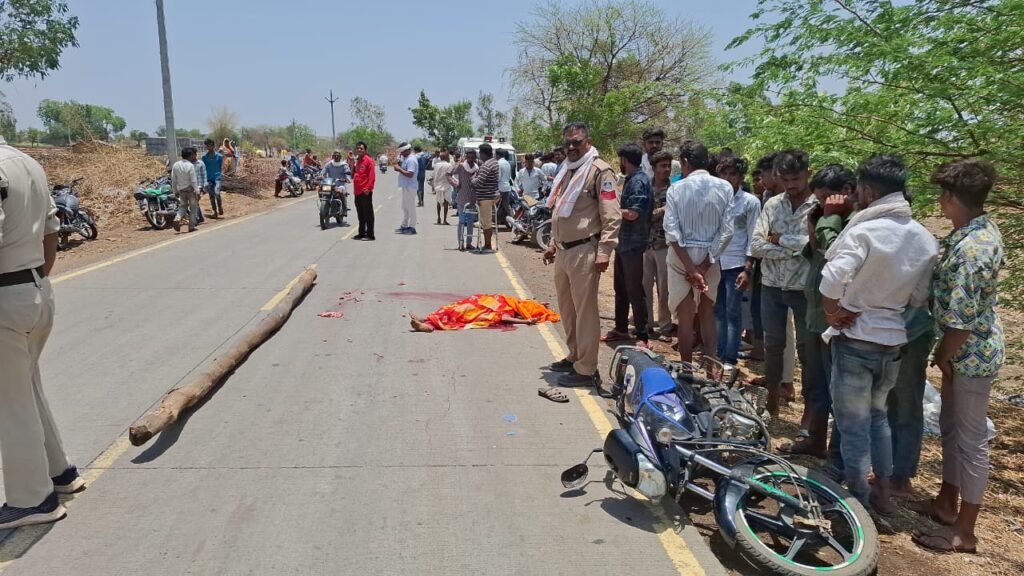 रावटी मार्ग पर दर्दनाक हादसा: तेज रफ्तार डंपर ने बाइक सवार परिवार को मारी टक्कर, महिला की मौत,चालक फरार
