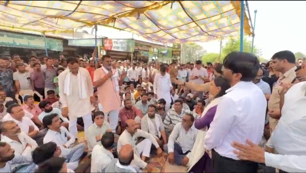 रतलाम: नामली में दूसरे दिन भी चला धरना प्रदर्शन, फोरलेन पर‌ अंतिम संस्कार की थी तैयारी…तीन मांगों पर आश्वासन के बाद माने, 12 दिन का अल्टिमेटम ,भारी फोर्स रहा तैनात