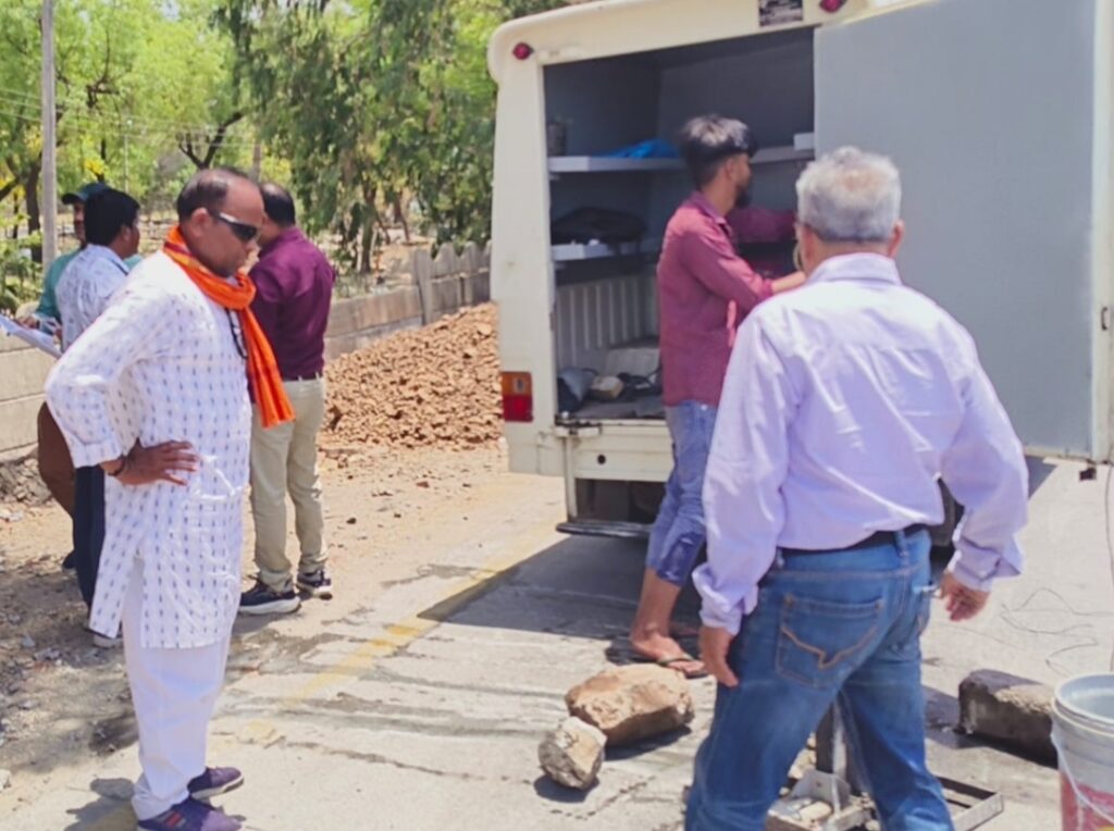 रतलाम: जावरा फाटक अंडर ब्रिज से सेजावता फंटा तक बने 4.12 किलोमीटर लंबे फोरलेन की गुणवत्ता जांचने के लिए पहुंची टीम, शिकायत पर लोक निर्माण मंत्री ने बनाई थी जांच कमेटी
