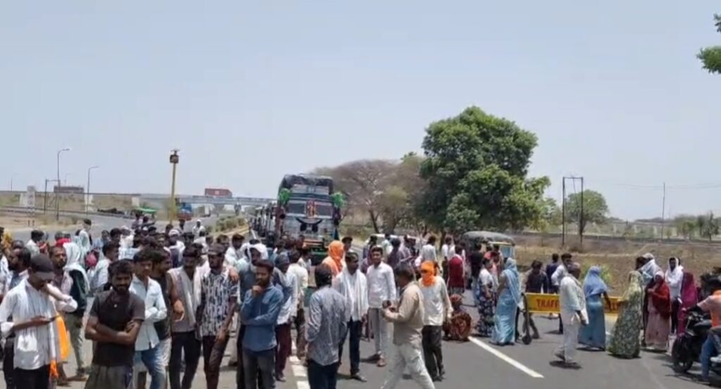 रतलाम: फोरलेन पर बस-बाइक की भिड़ंत, युवक की मौत, एक गंभीर रूप से घायल, ग्रामीणों ने एम्बुलेंस सड़क पर खड़ी कर लगाया चक्काजाम