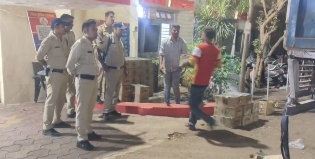 रतलाम: पुलिस ने चैकिंग के दौरान हाईवे से शराब से भरा कंटेनर पकड़ा, 400 से ज्यादा पेटियां बीयर जब्त… बैटरी की बिल्टी पर जा रहा था, पुलिस की जांच जारी