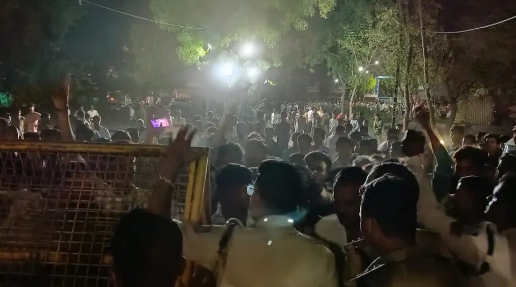 रतलाम : मेले से लौट रहे युवक की संदिग्ध मौत से आलोट में हंगामा, थाने के बाहर किया प्रदर्शन ,परिजनों ने जताया हत्या का शक… पीएम रिपोर्ट से होगा मौत के कारणों का खुलासा रतलाम : मेले से लौट रहे युवक की संदिग्ध मौत से आलोट में हंगामा, थाने के बाहर किया प्रदर्शन ,परिजनों ने जताया हत्या का शक… पीएम रिपोर्ट से होगा मौत के कारणों का खुलासा