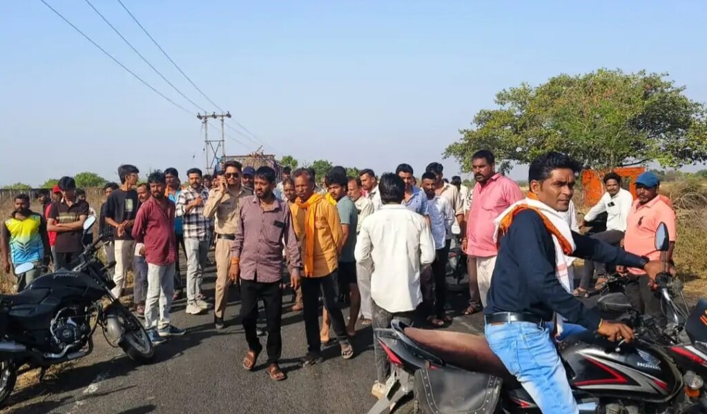 रतलाम में दर्दनाक हादसा- दूध लेकर जा रहे 19 वर्षीय युवक को पिकअप ने रौंदा, गुस्साए ग्रामीणों ने किया चक्काजाम