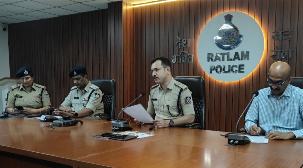 रतलाम: गृह प्रवेश के दिन डॉक्टर के घर 12 लाख की चोरी, घर में मौजूद थे परिजन, रात में घर में घुसकर बैग ले उड़ा बदमाश…पुलिस ने मामले का खुलासा कर आरोपी को किया गिरफ्तार,सोने के जेवर और मोबाइल बरामद