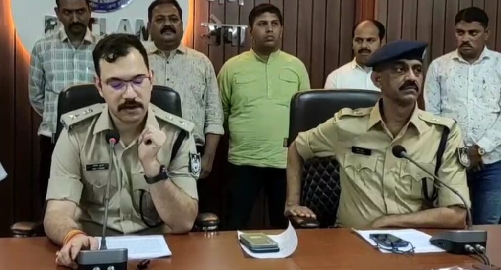 रतलाम पुलिस को मिली सफलता: शत्रुंजय ज्वेलर्स चोरी का खुलासा, दो आरोपी गिरफ्तार, चोरी गए सोना-चांदी के साथ पिस्टल और बाइक बरामद रतलाम पुलिस को मिली सफलता: शत्रुंजय ज्वेलर्स चोरी का खुलासा, दो आरोपी गिरफ्तार, चोरी गए सोना-चांदी के साथ पिस्टल और बाइक बरामद