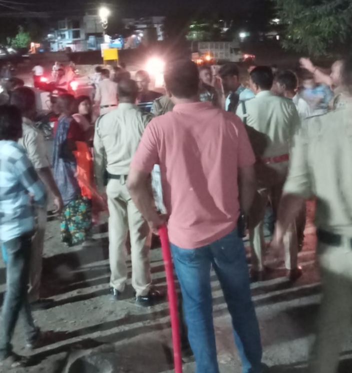 रतलाम: मोती नगर क्षेत्र में पथराव,एक ही परिवार के 7 घायल… एक बार फिर दीनदयाल नगर थाना पुलिस की कार्यप्रणाली पर उठे सवाल – पूर्व में शिकायत के बाद भी सख्त कार्रवाई नहीं करने का आरोप रतलाम: मोती नगर क्षेत्र में पथराव,एक ही परिवार के 7 घायल… एक बार फिर दीनदयाल नगर थाना पुलिस की कार्यप्रणाली पर उठे सवाल – पूर्व में शिकायत के बाद भी सख्त कार्रवाई नहीं करने का आरोप