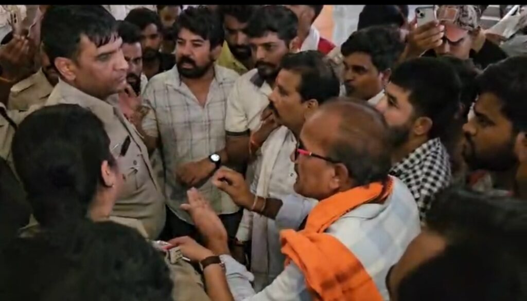 रतलाम: होटल में आयोजित सम्मेलन पर हंगामा, बजरंग दल ने लगाया धर्मांतरण का आरोप..बाहर बैठकर कार्यकर्ताओं ने पढ़ी हनुमान चालीसा, पुलिस से हुई नोंक-झोंक,जांच में जुटी पुलिस रतलाम: होटल में आयोजित सम्मेलन पर हंगामा, बजरंग दल ने लगाया धर्मांतरण का आरोप..बाहर बैठकर कार्यकर्ताओं ने पढ़ी हनुमान चालीसा, पुलिस से हुई नोंक-झोंक,जांच में जुटी पुलिस