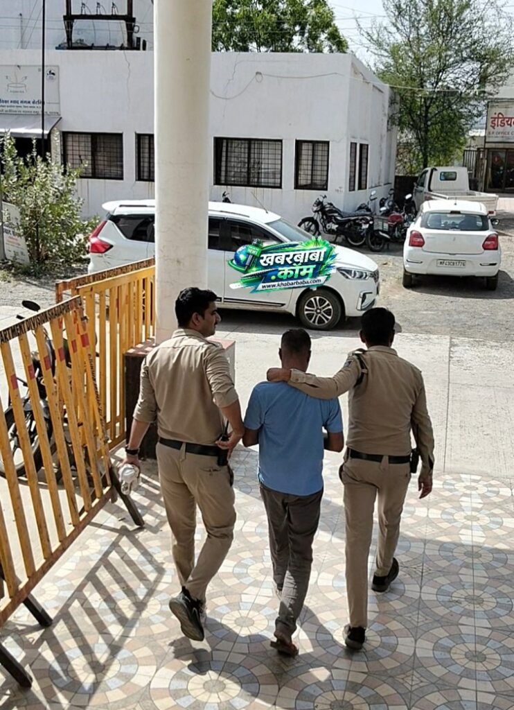 रतलाम: कलेक्टोरेट में जमीन संबंधी मामले में युवक ने खुद पर डाला ज्वलनशील पदार्थ, कलेक्टर ने बुलाकर सुनी फरियाद… ग्रामीण एसडीएम के न्यायालय में चल रहा है जमीन संबंधी मामले का प्रकरण