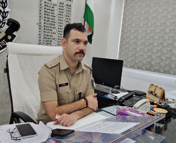 रतलाम: एसपी अमित कुमार का तत्काल एक्शन… प्लाट पर कब्जे के मामले में FIR के बाद फरियादी को एक घंटे में दिलाया गया कब्जा…थाना प्रभारी के खिलाफ जांच के आदेश, जमीन संबंधी विवादो को लेकर एसपी आफिस में लगेगा शिविर रतलाम: एसपी अमित कुमार का तत्काल एक्शन… प्लाट पर कब्जे के मामले में FIR के बाद फरियादी को एक घंटे में दिलाया गया कब्जा…थाना प्रभारी के खिलाफ जांच के आदेश, जमीन संबंधी विवादो को लेकर एसपी आफिस में लगेगा शिविर