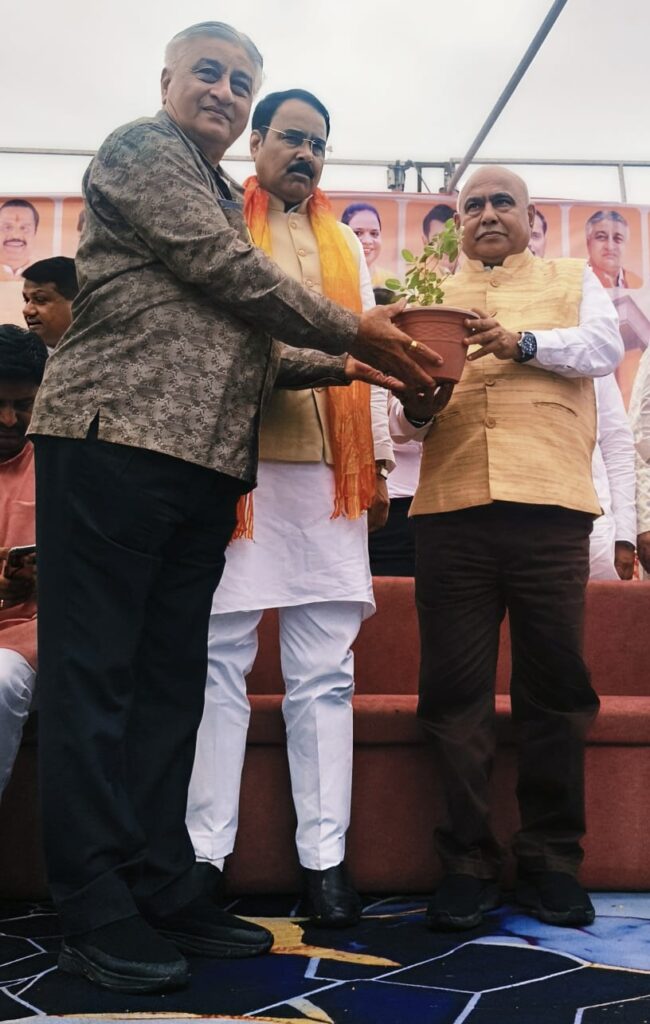 रतलाम: पूर्व महापौर एवं इंदौर प्रभारी शैलेन्द्र डागा ने विश्व पर्यावरण दिवस पर भाजपा प्रदेश अध्यक्ष हेमंत खंडेलवाल को भेंट किया तुलसी का पौधा रतलाम: पूर्व महापौर एवं इंदौर प्रभारी शैलेन्द्र डागा ने विश्व पर्यावरण दिवस पर भाजपा प्रदेश अध्यक्ष हेमंत खंडेलवाल को भेंट किया तुलसी का पौधा