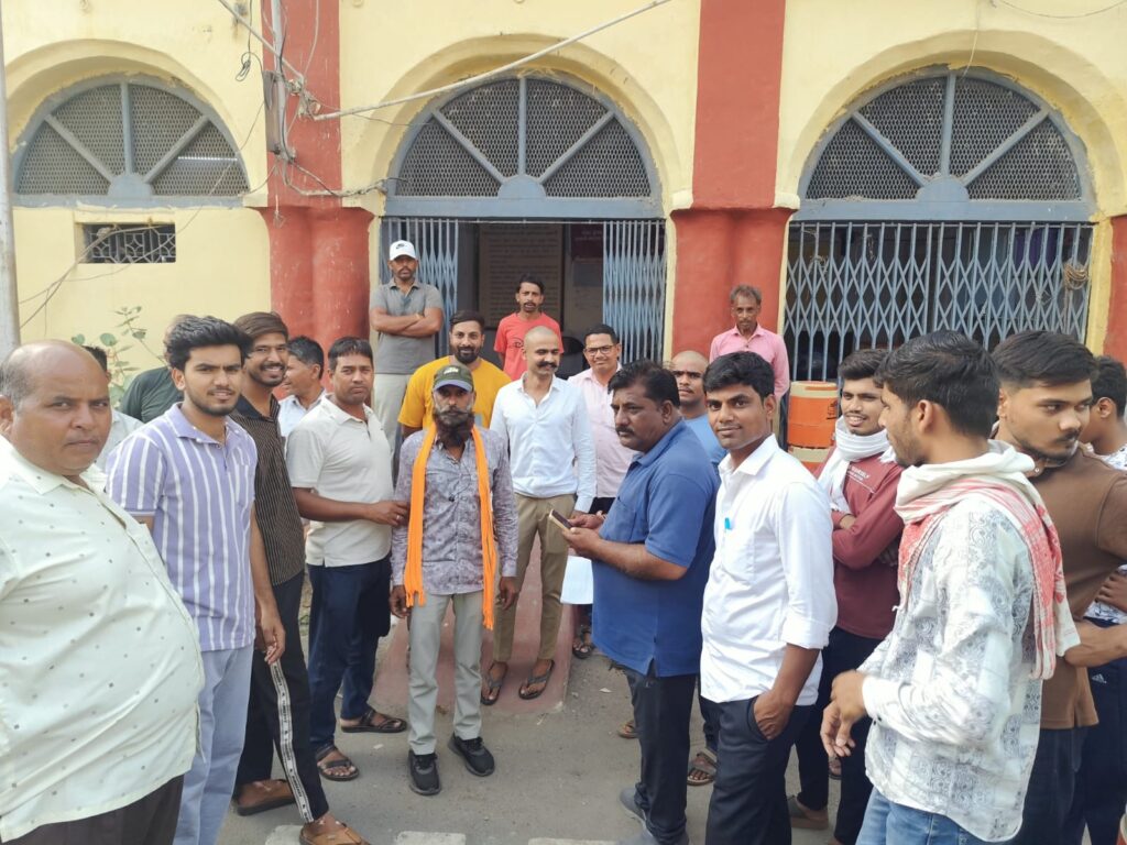 रतलाम: करमदी में संदिग्ध तत्वों की आवाजाही से दहशत, ग्रामीण तीन रातों से जागकर कर रहे गश्त… रविवार को ग्रामीणों ने माणकचौक थाने पहुंचकर की ड्रोन निगरानी और सुरक्षा व्यवस्था बढ़ाने की मांग