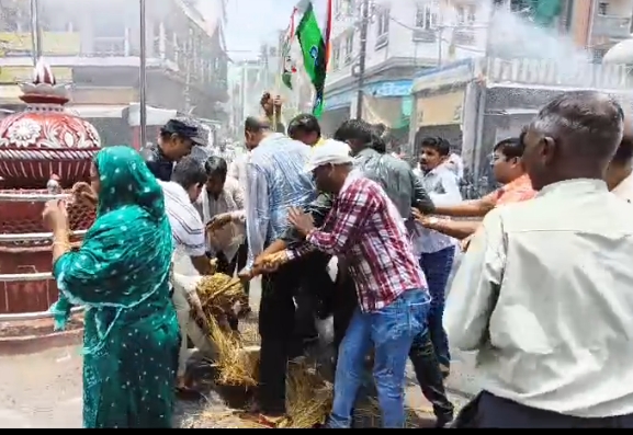 रतलाम: राज्यसभा चुनाव में नामांकन निरस्त करने पर पर रतलाम में NSUI का उग्र प्रदर्शन,पुतला दहन किया… भाजपा कार्यालय की ओर बढ़े कार्यकर्ता, पुलिस ने बैरिकेट्स लगाकर रोका,हुई धक्का-मुक्की रतलाम: राज्यसभा चुनाव में नामांकन निरस्त करने पर पर रतलाम में NSUI का उग्र प्रदर्शन,पुतला दहन किया… भाजपा कार्यालय की ओर बढ़े कार्यकर्ता, पुलिस ने बैरिकेट्स लगाकर रोका,हुई धक्का-मुक्की