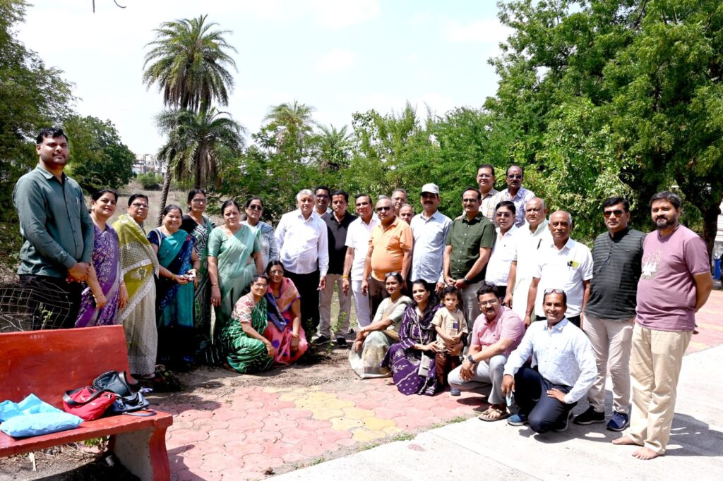 रतलाम:माहेश्वरी समाज द्वारा एक व्यक्ति-एक वृक्ष अभियान के तहत राम बाग परिसर में हुआ वृहद वृक्षारोपण