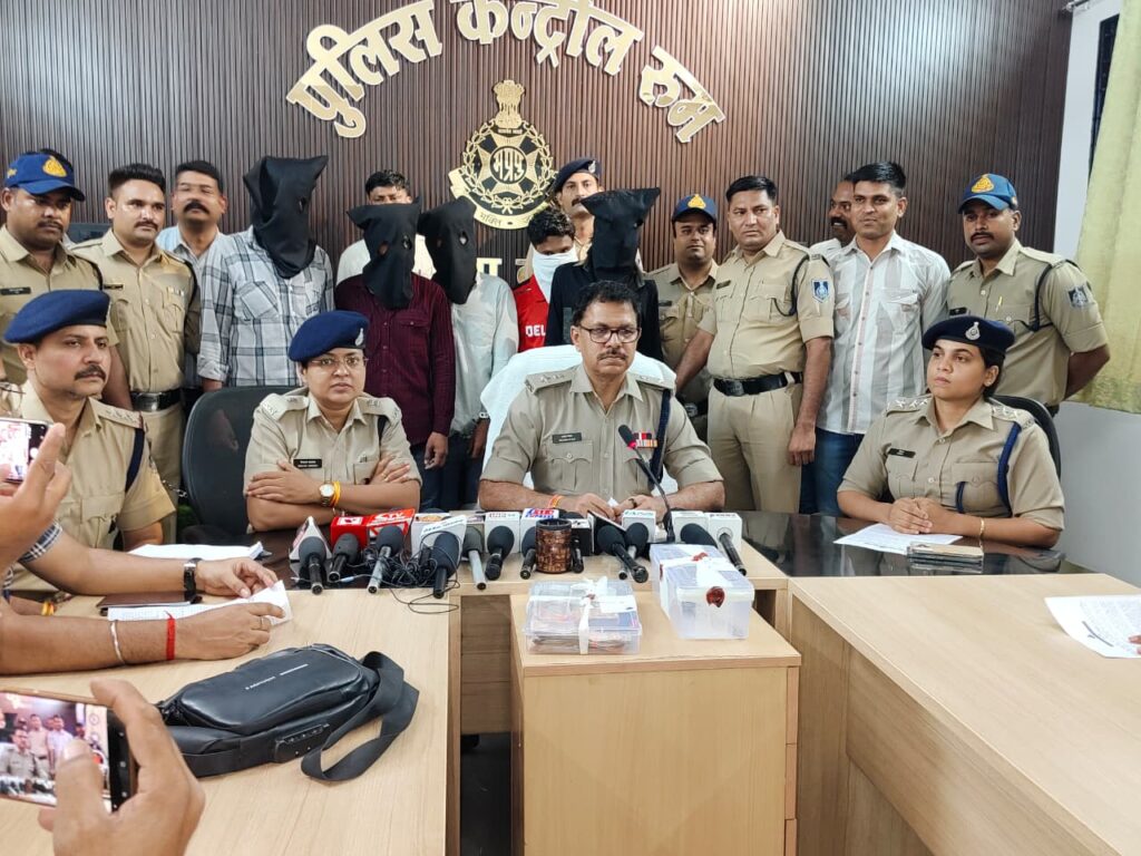 नीमच: एसपी राजेश व्यास के र्निदेशन‌ में 36 घंटे में ब्लाइंड लूटकांड का खुलासा- कोरियर ऑफिस में चाकूबाजी कर लूट करने वाले 5 आरोपी गिरफ्तार,पूर्व कर्मचारी ही निकला मास्टरमाइंड