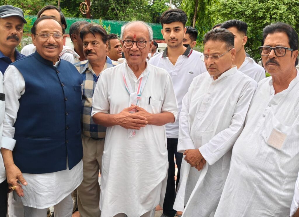 रतलाम पहुंचे पूर्व सीएम दिग्विजय सिंह, सर्किट हाउस पर पदाधिकारियों और कार्यकर्ताओ से की मुलाकात…भाजपा पर भ्रष्टाचार और ‘चंदा चोरी’ के मुद्दे पर साधा निशाना