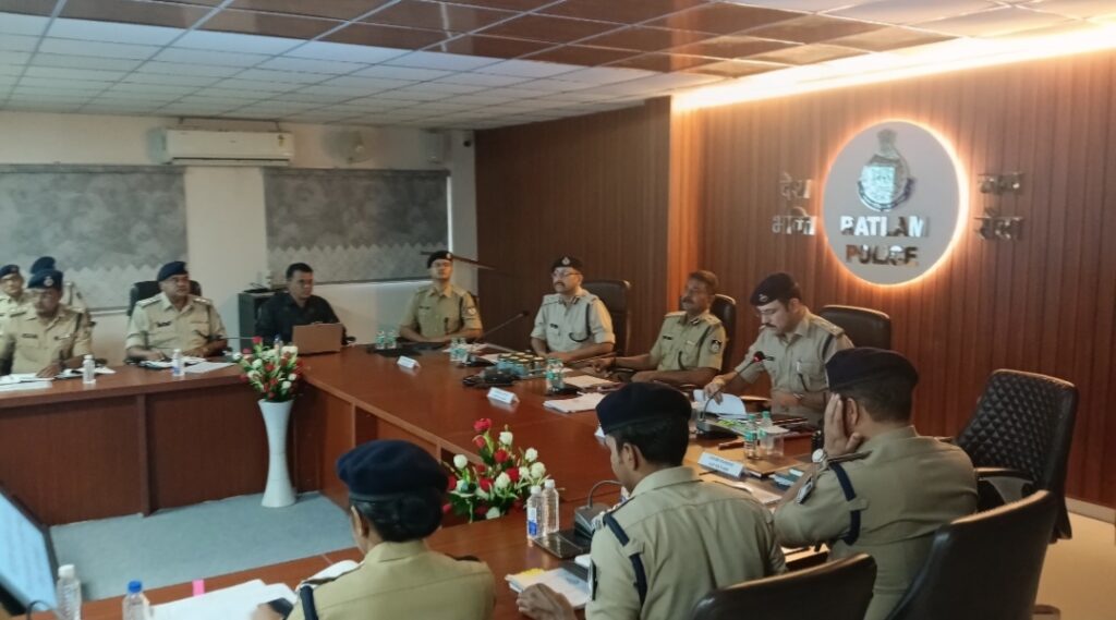 रतलाम: आईजी राकेश गुप्ता ने दिए अपराध नियंत्रण के निर्देश…कानून व्यवस्था की समीक्षा, पुलिस सामुदायिक भवन ‘निकुंज’ का किया शुभारंभ