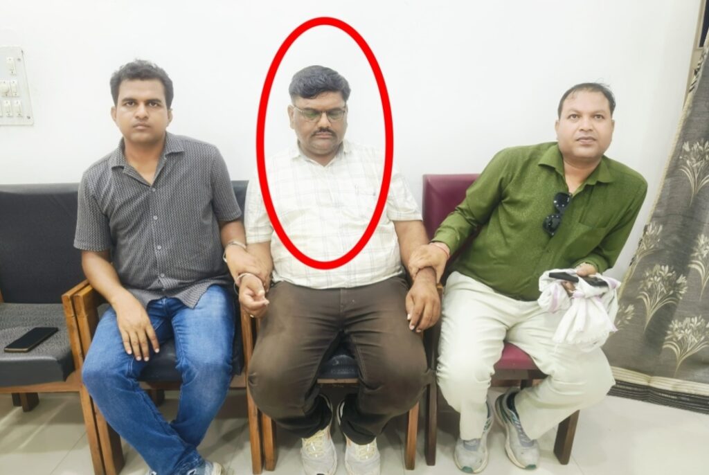 रतलाम: नामांतरण के बदले 20 हजार की रिश्वत मांगने वाला पटवारी लोकायुक्त में ट्रेप, 10 हजार की पहली किश्त लेते रंगे हाथ गिरफ्तार