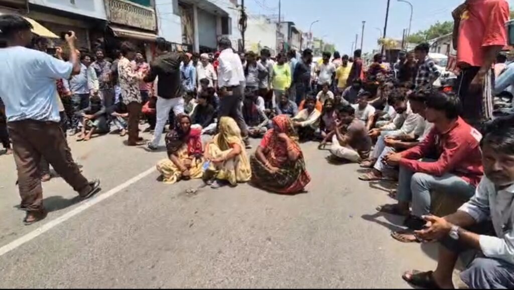 रतलाम: सड़क हादसे में युवक की मौत के बाद सैलाना बस स्टैंड पर चक्काजाम, यातायात हुआ बाधित, अधिकारियों की समझाइश के बाद खुला