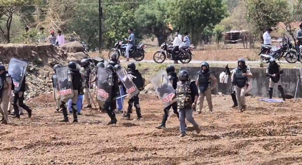 रतलाम: पलसोड़ी निवेश क्षेत्र में अतिक्रमण हटाने गई टीम पर पथराव,कई हिरासत में.. तीन पुलिसकर्मी घायल, स्थिति नियंत्रित करने के लिए पुलिस ने छोड़े आंसू गैस के गोले