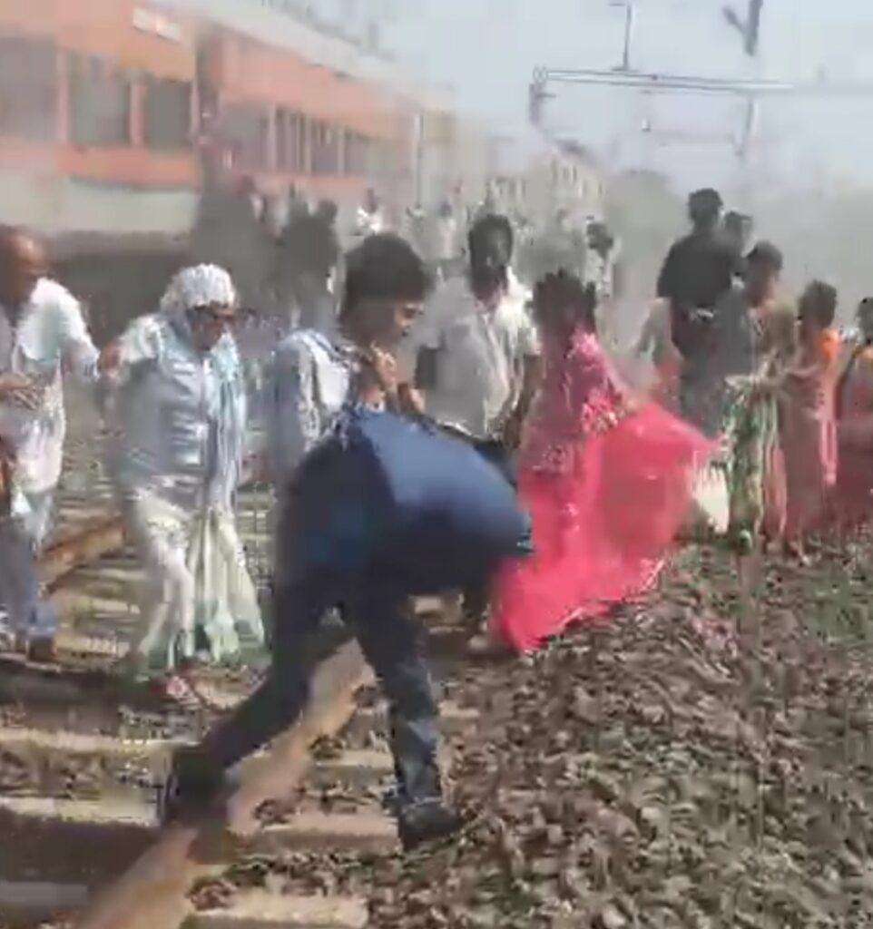 रतलाम: आलोट के पास रणथंबोर एक्सप्रेस के पहिए से निकला धुंआ… घबराए यात्री सामान सहित ट्रेन से नीचे उतरे.. रतलाम: आलोट के पास रणथंबोर एक्सप्रेस के पहिए से निकला धुंआ… घबराए यात्री सामान सहित ट्रेन से नीचे उतरे..
