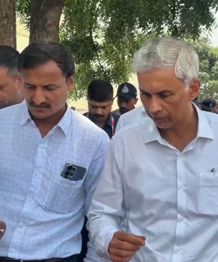 रतलाम: मुख्य सचिव अनुराग जैन ने रतलाम के पास रुपाखेड़ा में ब्लूबेरी और हाईटेक फूलों की खेती देखी, समाजसेवी विशाल जायसवाल ने अगवानी कर क्षेत्र में हो रही उन्नत खेती की दी जानकारी रतलाम: मुख्य सचिव अनुराग जैन ने रतलाम के पास रुपाखेड़ा में ब्लूबेरी और हाईटेक फूलों की खेती देखी, समाजसेवी विशाल जायसवाल ने अगवानी कर क्षेत्र में हो रही उन्नत खेती की दी जानकारी