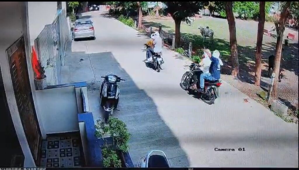 रतलाम: शहर में सराफा कारोबारी के घर दिनदहाड़े फायरिंग,चलती बाइक से नकाबपोश बदमाशों ने किया फायर, कांच तोड़ घर में घुसी गोली,पुलिस जांच में जुटी.. व्यापारी ने शेयर बाजार के लेनदेन से जुड़ा मामला बताया, फायरिंग का सीसीटीवी फुटेज आया सामने रतलाम: शहर में सराफा कारोबारी के घर दिनदहाड़े फायरिंग,चलती बाइक से नकाबपोश बदमाशों ने किया फायर, कांच तोड़ घर में घुसी गोली,पुलिस जांच में जुटी.. व्यापारी ने शेयर बाजार के लेनदेन से जुड़ा मामला बताया, फायरिंग का सीसीटीवी फुटेज आया सामने