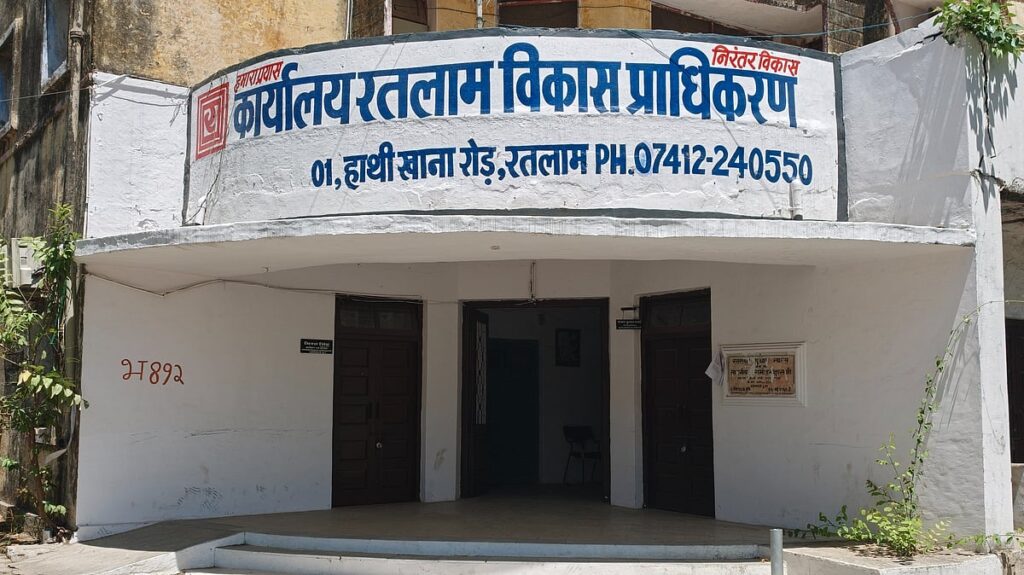 रतलाम: आरडीए सख्त- खाली प्लॉट रखने वालों को नोटिस, 6 माह में निर्माण शुरू नहीं किया तो होगी कार्रवाई… माही विहार, योगी विहार और परशुराम विहार के करीब 250 भूखंड धारक चिन्हित