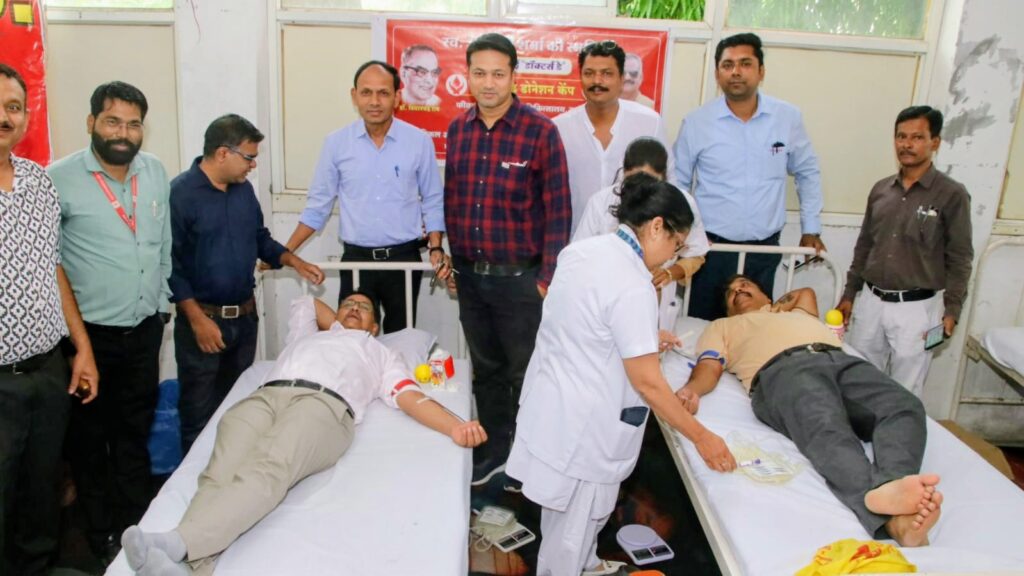 रतलाम में डॉक्टर्स डे पर रक्तदान का महाअभियान, स्वर्गीय अश्विनी शर्मा जी की स्मृति में 106 यूनिट रक्त संग्रहित…कैंप में कलेक्टर बोलीं- चिकित्सा सेवा सबसे आदर्श और मानवीय पेशा रतलाम में डॉक्टर्स डे पर रक्तदान का महाअभियान, स्वर्गीय अश्विनी शर्मा जी की स्मृति में 106 यूनिट रक्त संग्रहित…कैंप में कलेक्टर बोलीं- चिकित्सा सेवा सबसे आदर्श और मानवीय पेशा