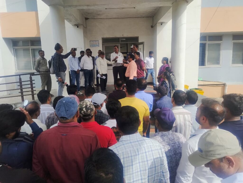 रतलाम: पांच सूत्रीय मांगों को लेकर पटवारियों ने खोला मोर्चा, 15 से 17 जुलाई तक सामूहिक अवकाश का ऐलान… मुख्यमंत्री के नाम जिला प्रशासन को सौंपा ज्ञापन