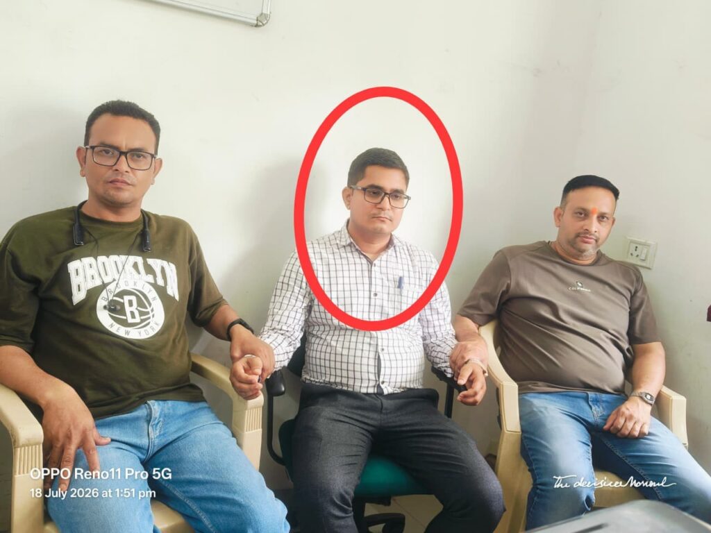 इंदौर लोकायुक्त की बड़ी कार्रवाई- बिजली कंपनी का जूनियर इंजीनियर 40 हजार रुपए की रिश्वत लेते रंगे हाथ गिरफ्तार…सोलर पैनल की फाइल आगे बढ़ाने के लिए मांगे थे 80 हजार रुपए